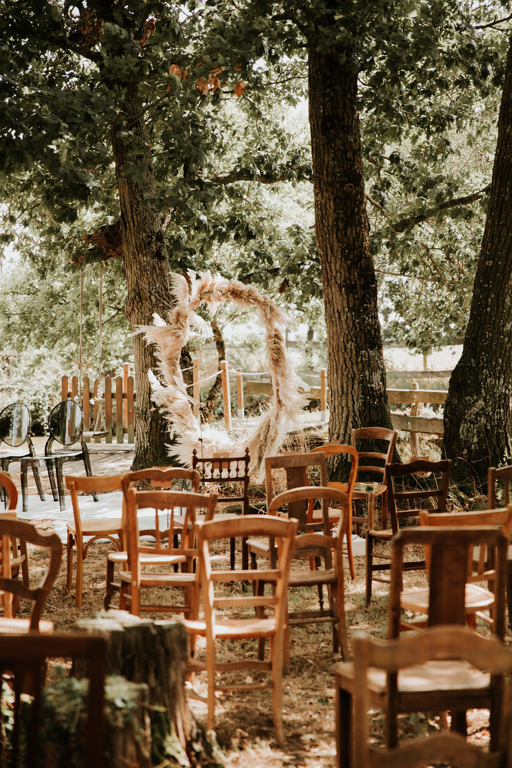 chaises bois dépareillées mariage