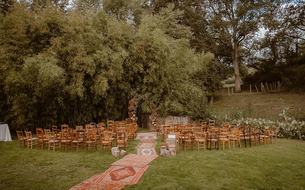 decor ceremonie laique chaises bois dépareillees location