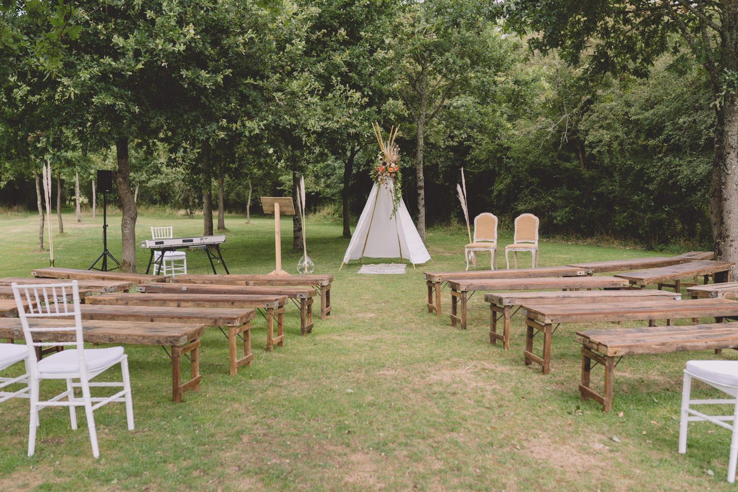 Mariage bohème champêtre Manoir Sainte Marie Loire Atlantique Location bancs cérémonie