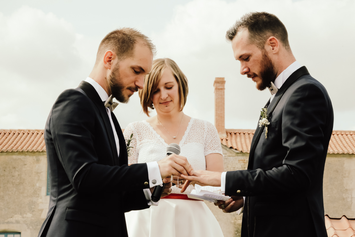 ceremonie laique Exchange d'alliances mariage vendee