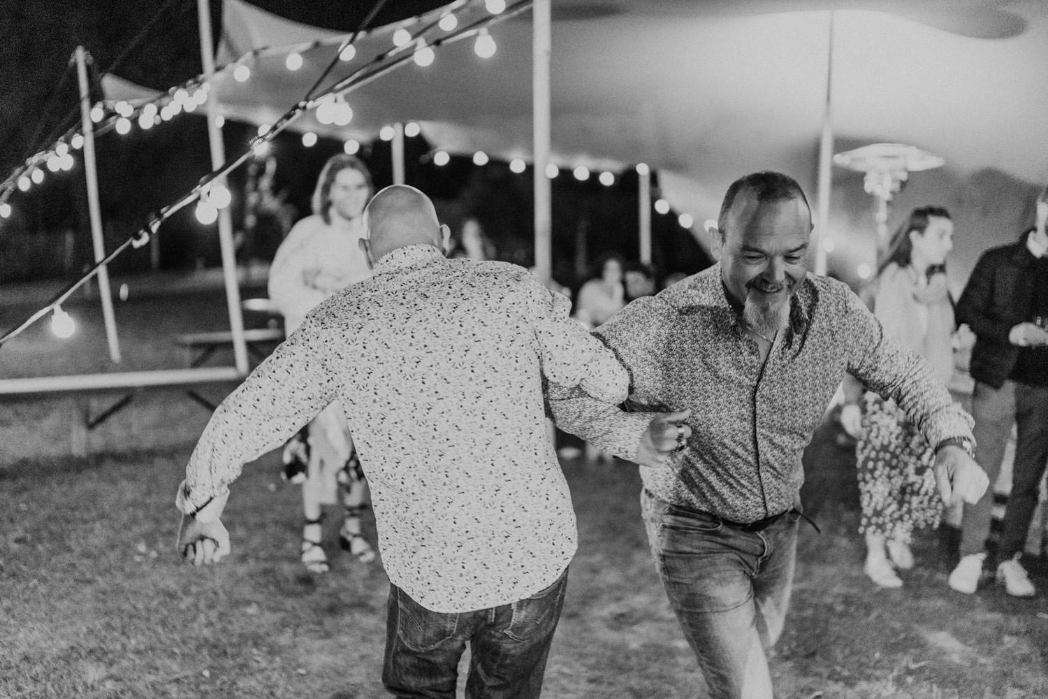 mariage boheme naturel Morbihan danse invites rires