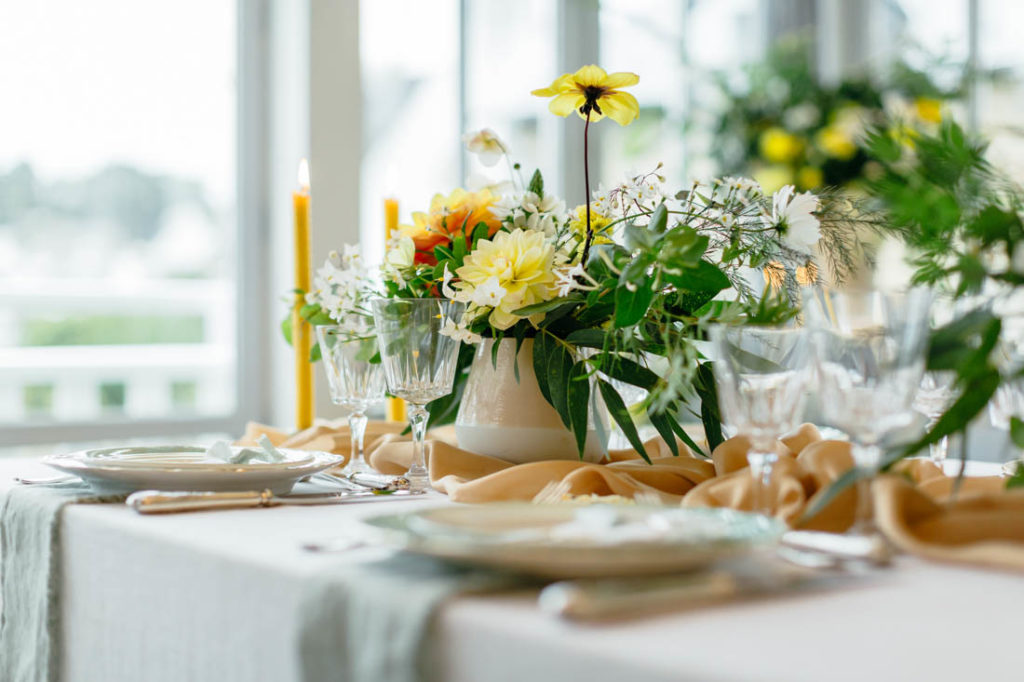table colore jaune mariage bretagne