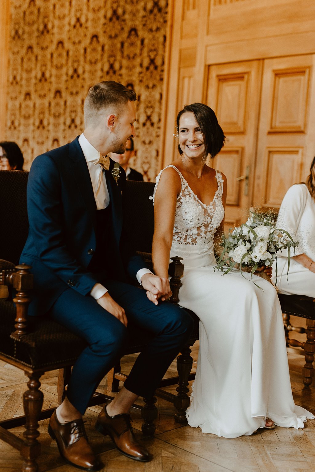 maries robe costume bouquet de fleurs mairie