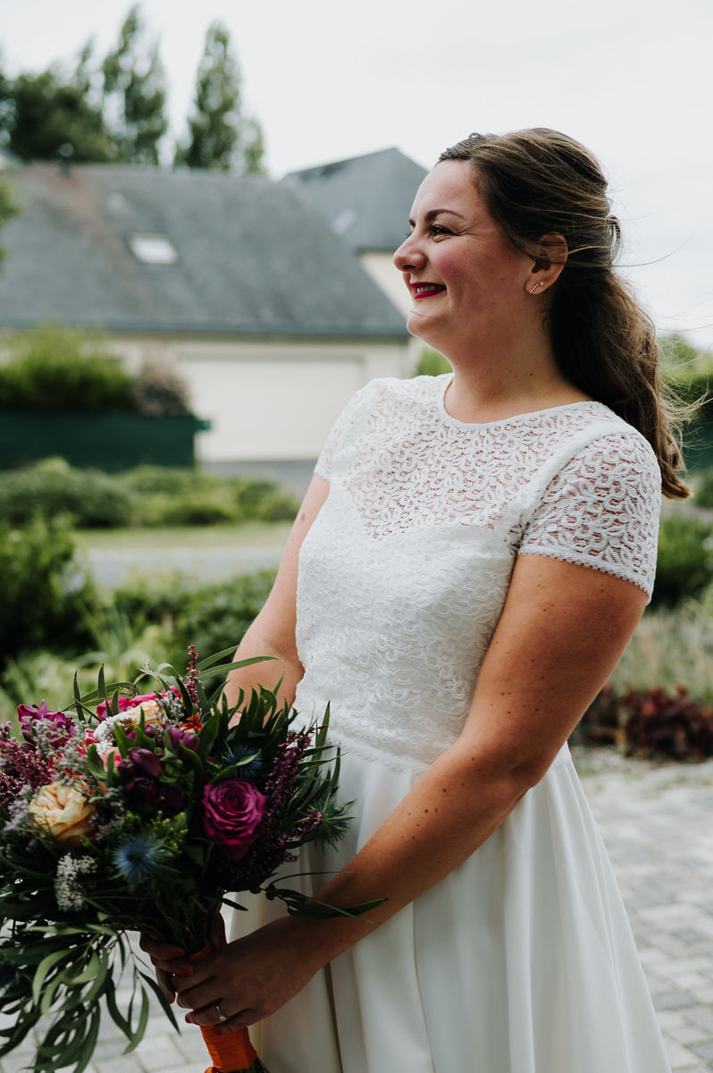 mariee robe de mariage blanche dentelle bouquet de mariee