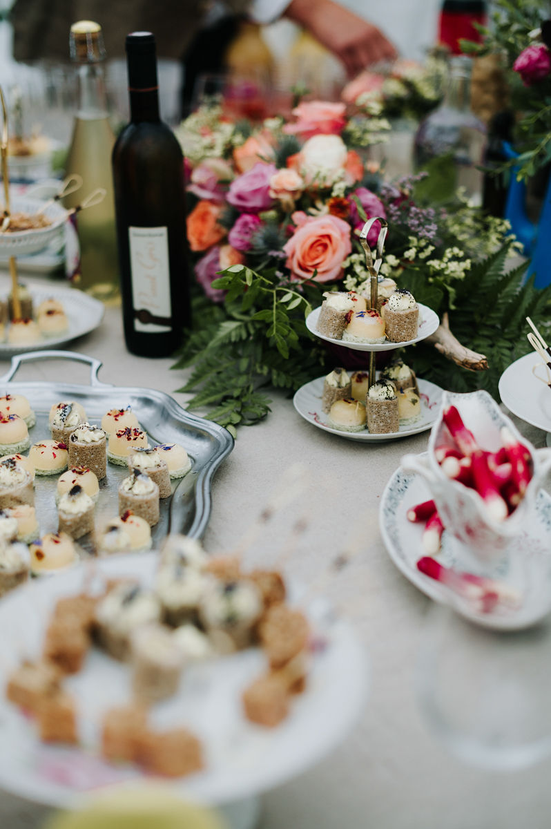 table des invites alccol repas decoration florale