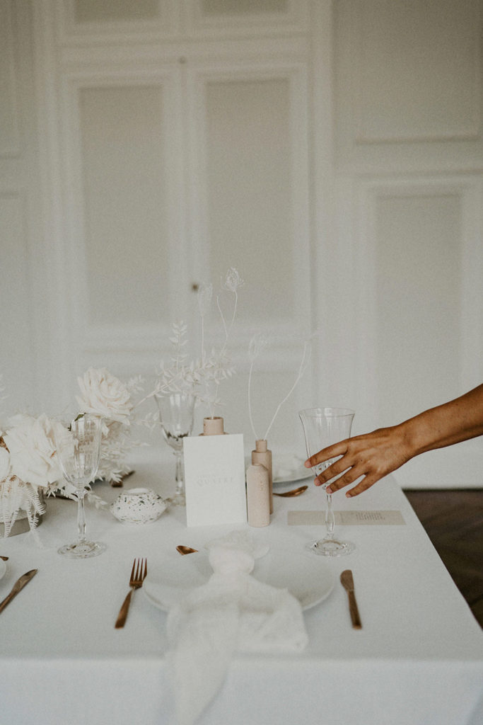 details decoration table invites mariage minimaliste
