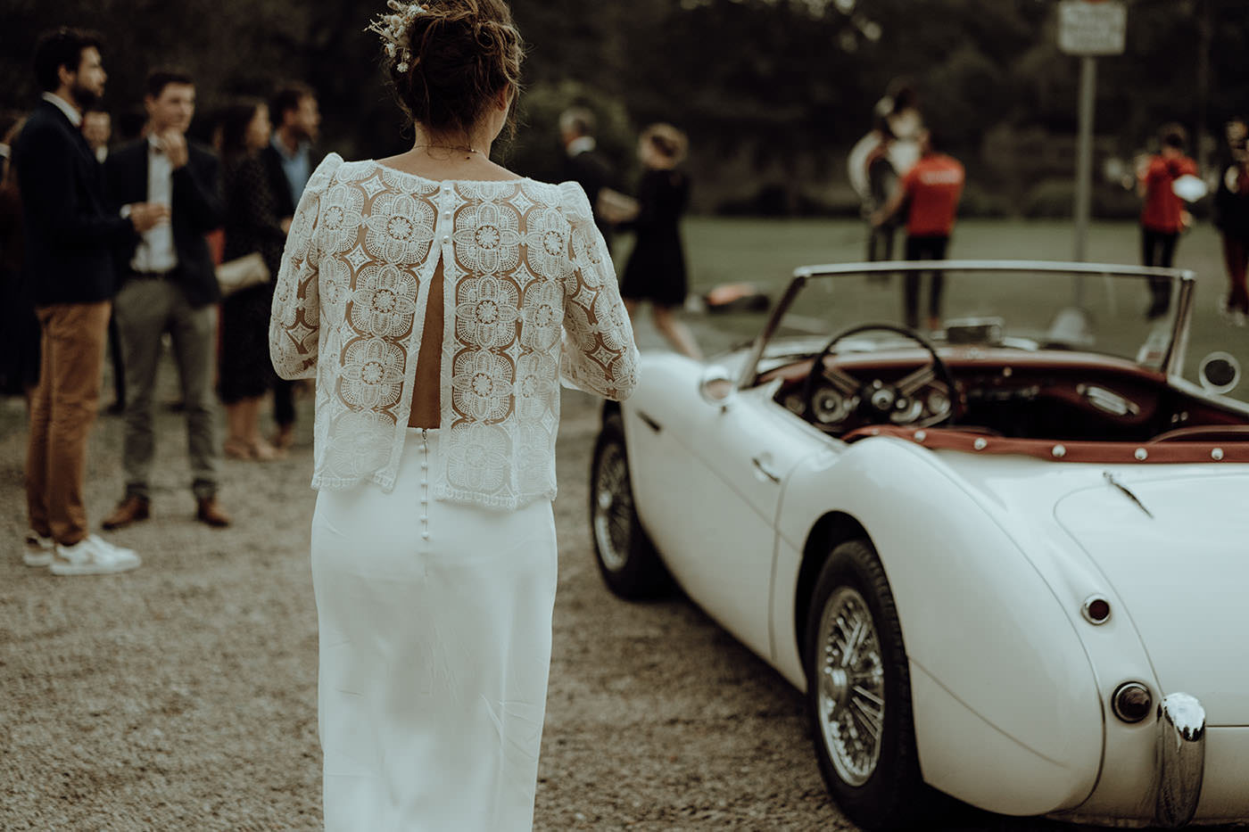 mariee robe de mariee dentelle blanche voiture
