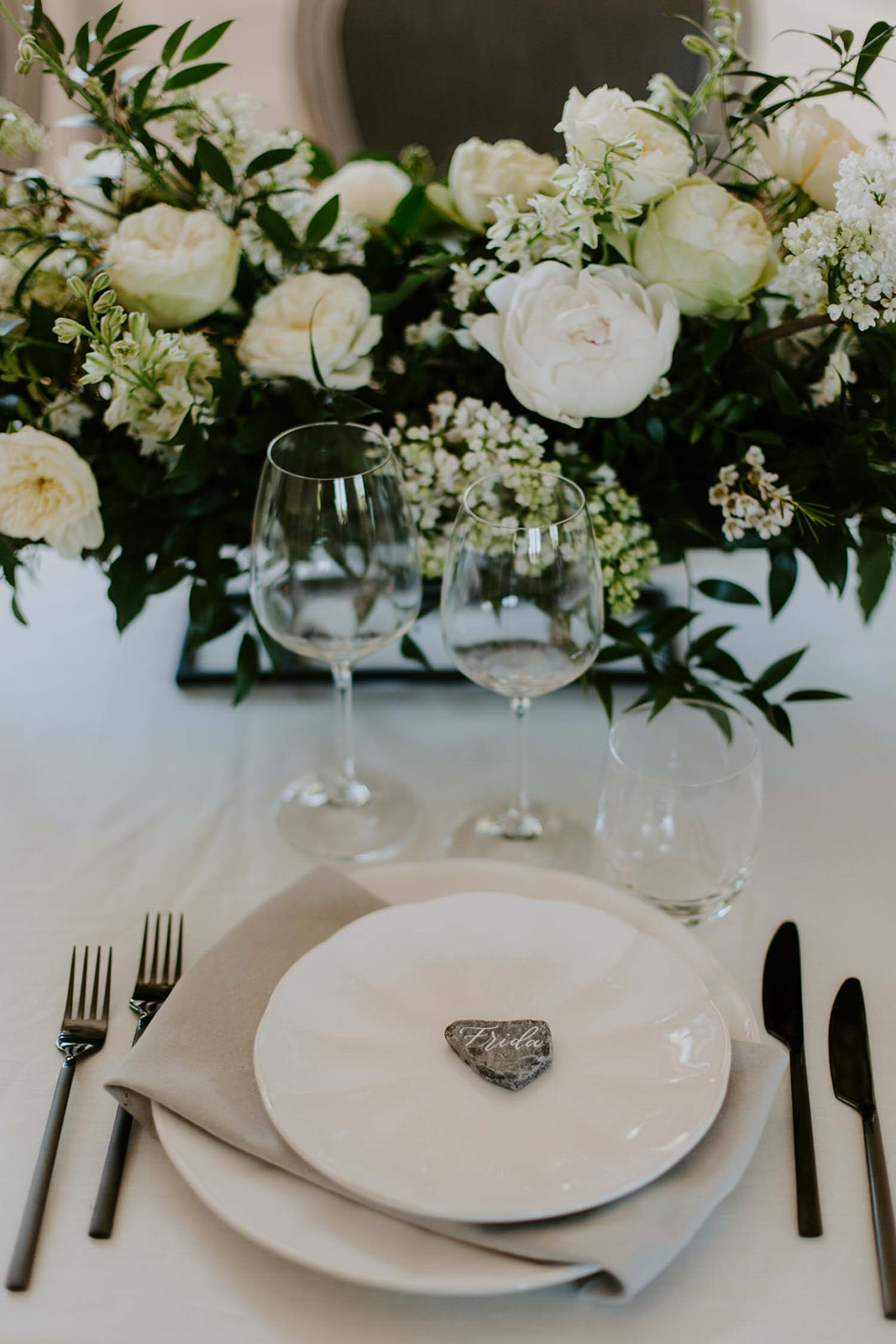 details decoration florale vaiselle table des invites domaine de l'etabliere