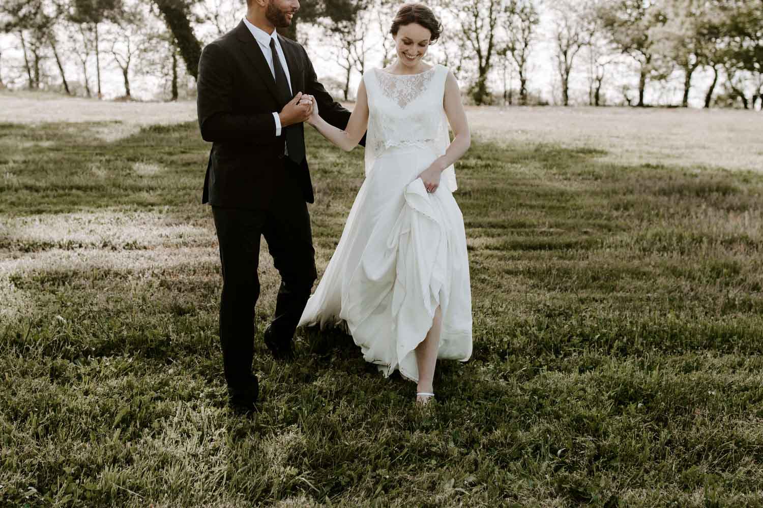 photos mariage maries robe dentelle costume