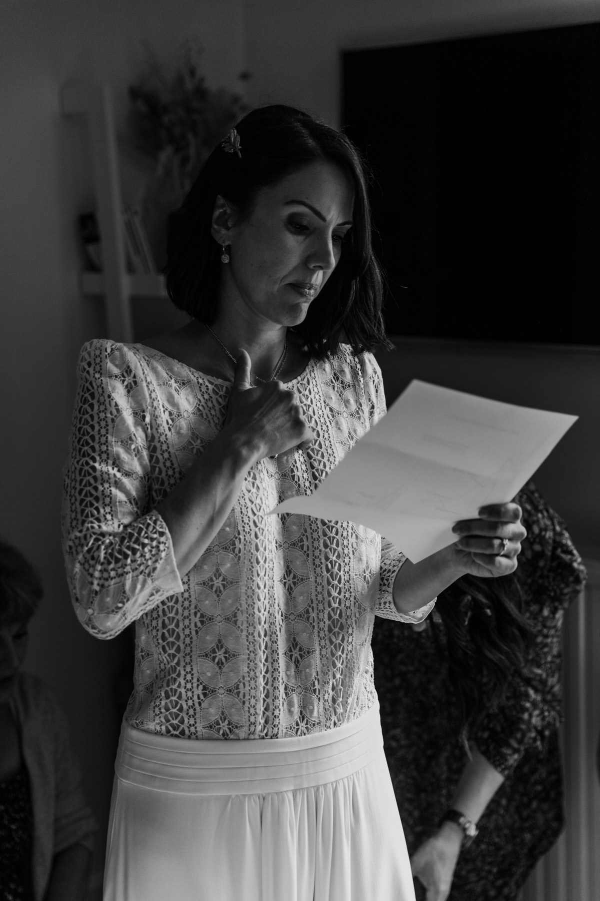 preparatifs mariage lecture des voeux mariee dentelle robe blanche