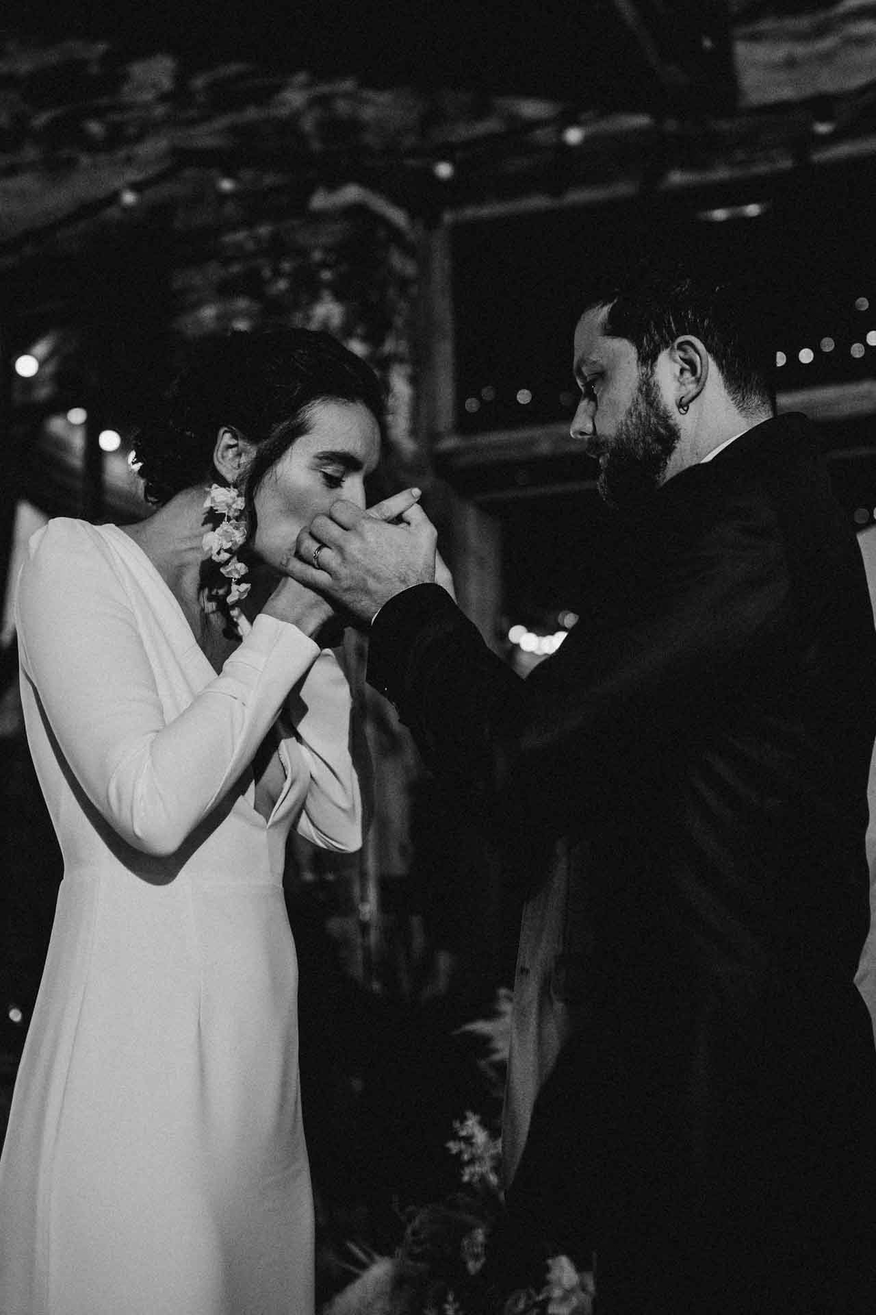 mariage maries baiser amour