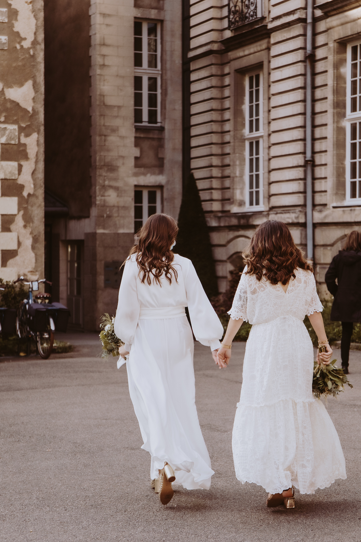 mariage gay mariees robe de mariee dentelle