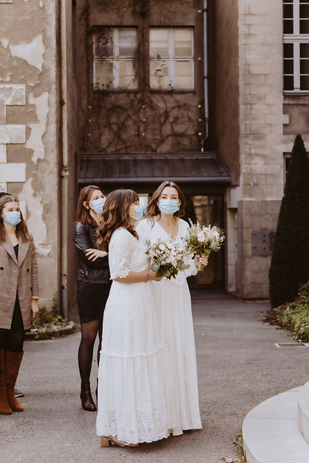 mariage gay mariees robes blanches