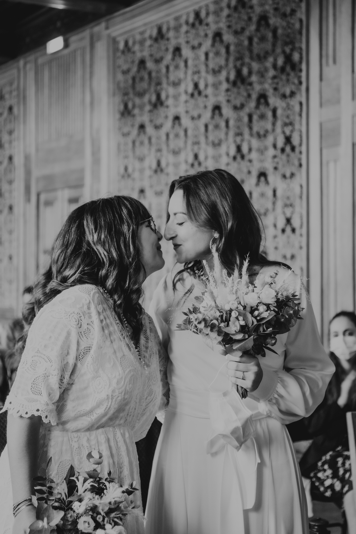 mariage gay bisou bouquet de mariee