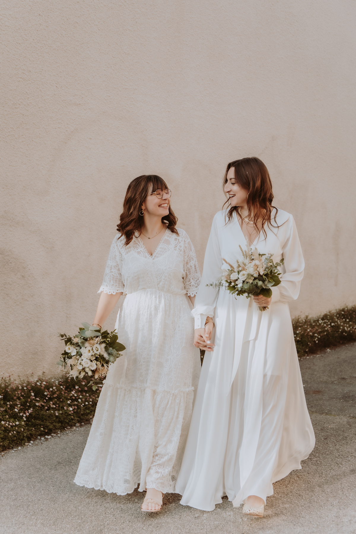 mariage homosexuelle robes blanches bouquets