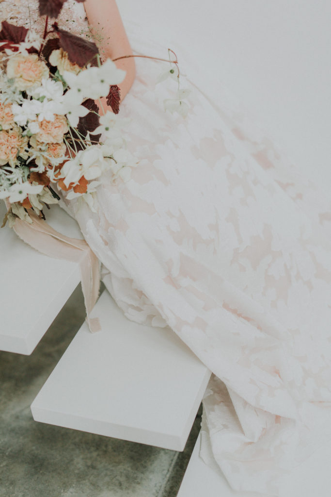 details robe de mariee blanche mariage minimaliste moderne