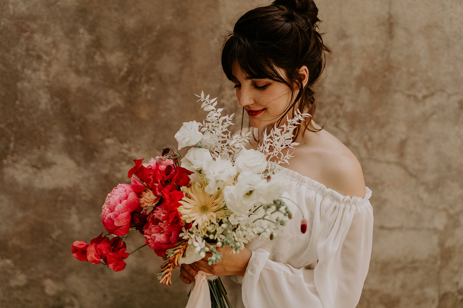 robe de mariee dentelle blanche bouquet de la mariee dolce vita