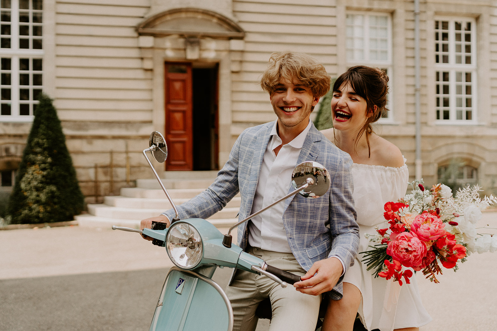 mariage dolce vita maries vespa robe costume bouquet