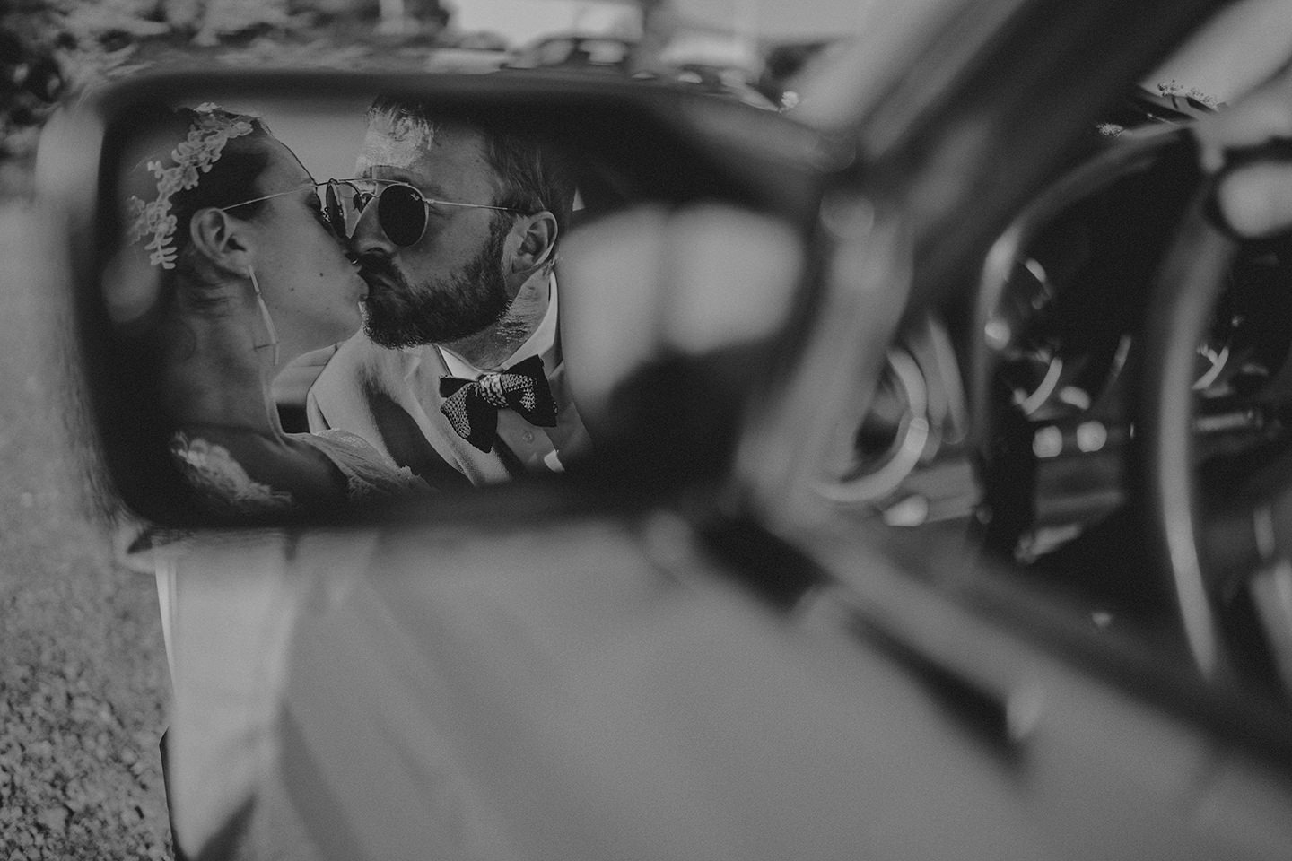 baiser maries voiture mariage champetre chic