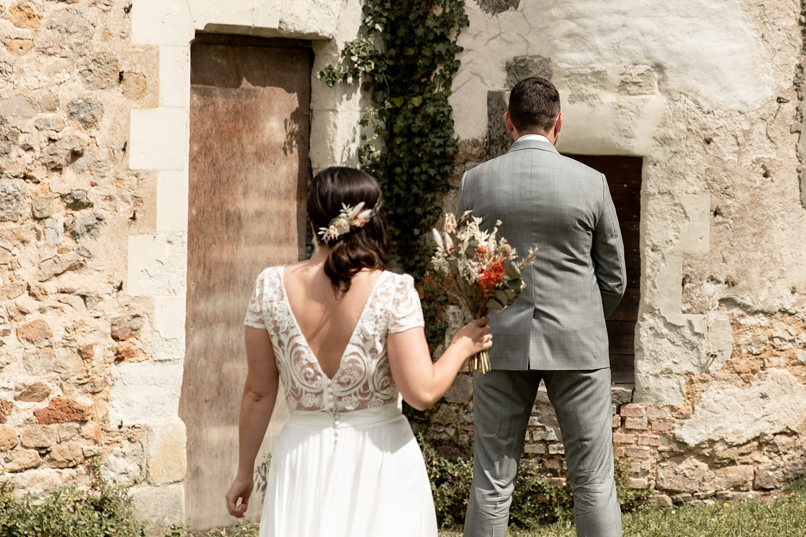 robe de mariee dos nu dentelle bouquet costume sur mesure first look mariage naturel mayenne echologia