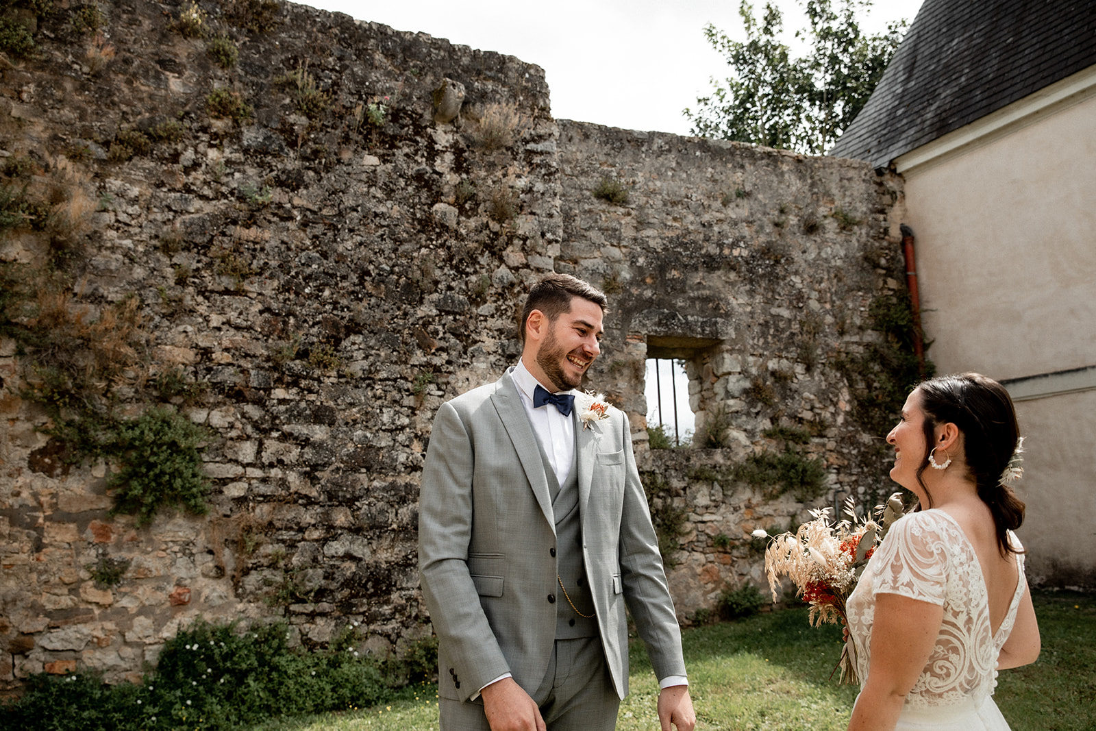 first look costume sur mesure robe de mariee dentelle dos nu bouquet mariage naturel mayenne echologia