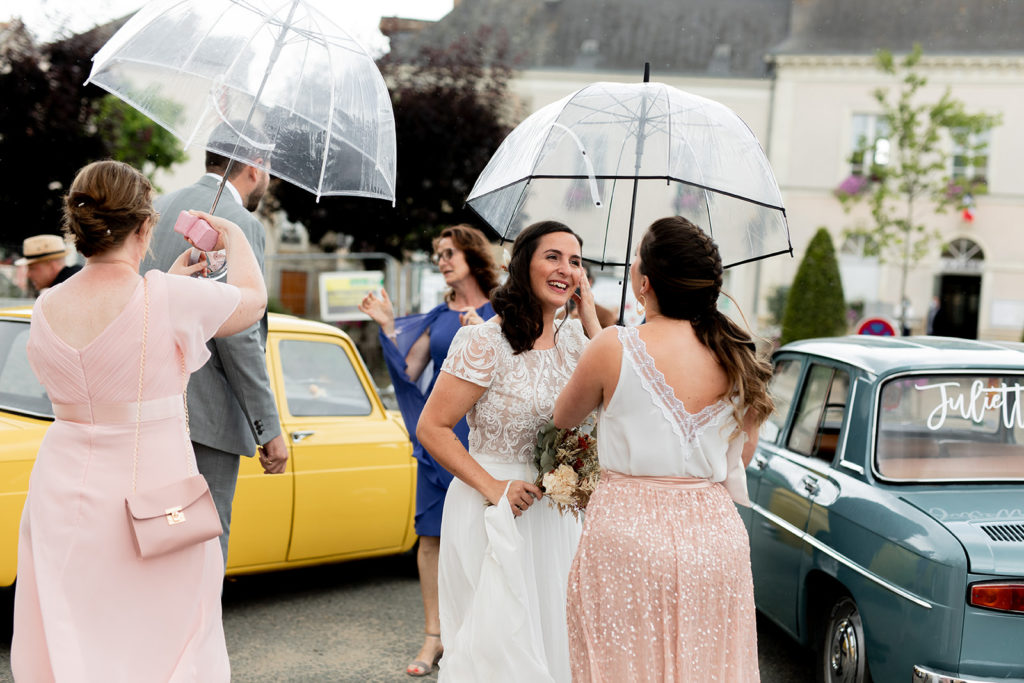 parapluie mariage pluvieux location voiture ancienne vintage robe de mariee tenue invitee mayenne