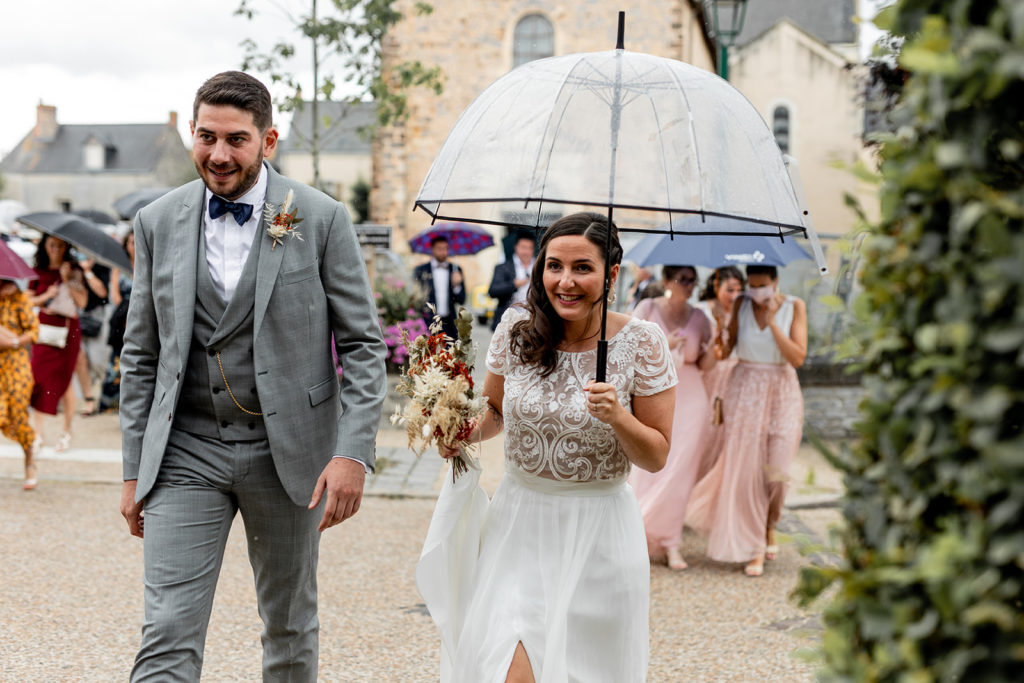 parapluie mariage pluvieux naturel robe de mariee bouquet costule sur mesure noeud papillon mayenne mariage religieux