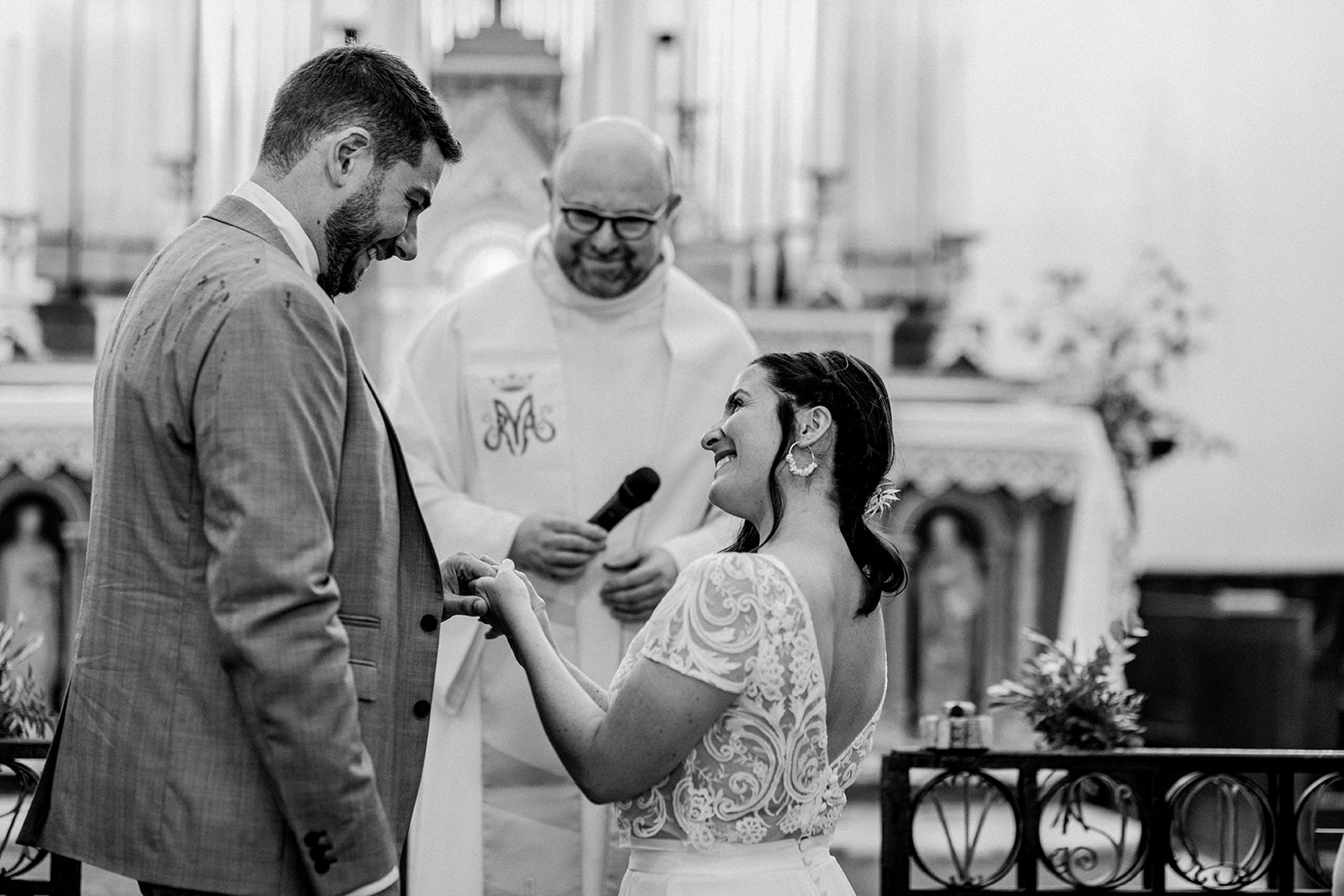 ceremonie religieuse robe de mariee dos nu dentelle costume sur mesure mariage naturel eglise mayenne