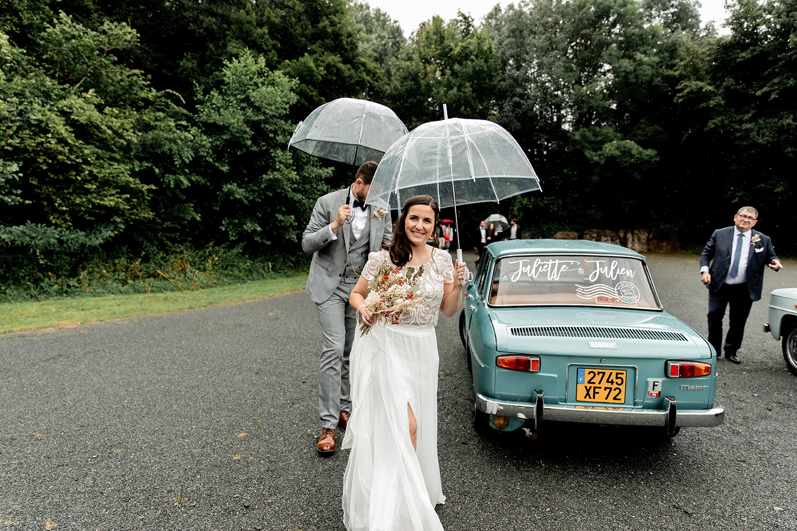 naturel bouquet robe de mariee dentelle parapluie mariage pluvieux mariage naturel sticker voiture location voiture vintage véhicule ancien mayenne echologia