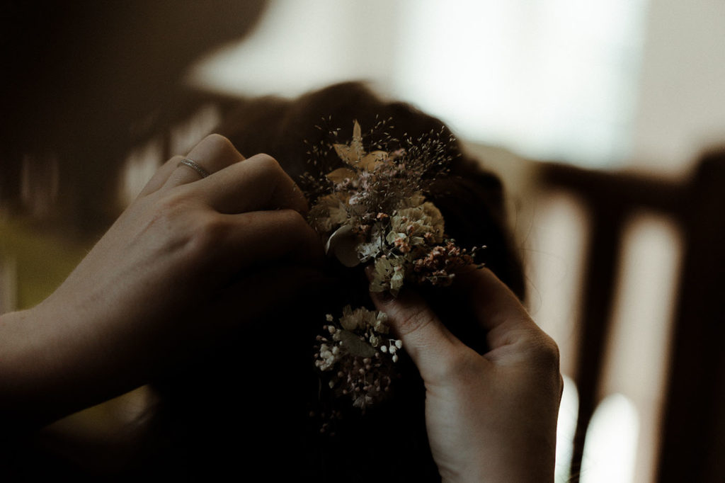 mariage boheme chic accessoire pour cheveux coiffeuse a domicile fleurs sechees rennes bretagne