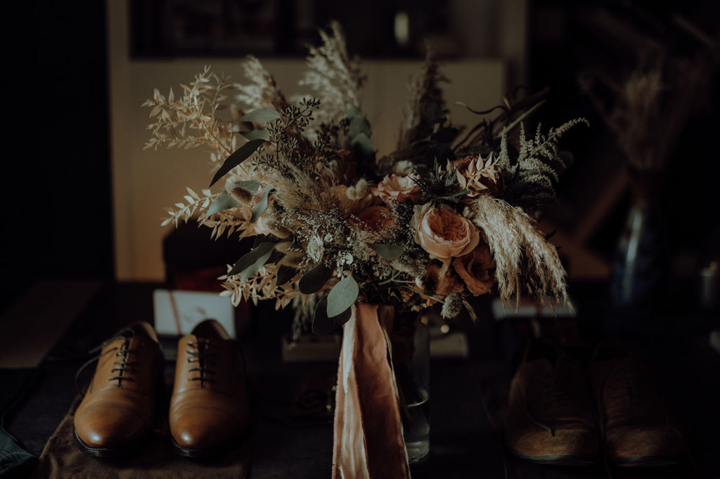 mariage boheme chic bouquet de fleurs fleuriste chaussures de marie en cuir rennes bretagne