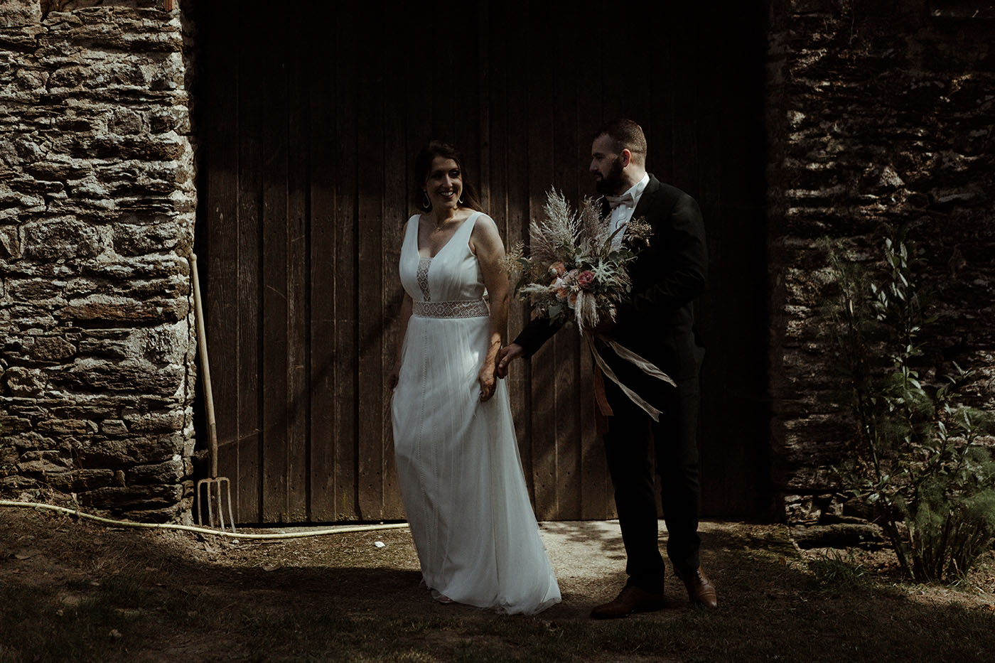 mariage boheme chic robe de marie fluide tulle dentelle costume de marie noir fleuriste couturiere bouquet de fleurs rennes bretagne