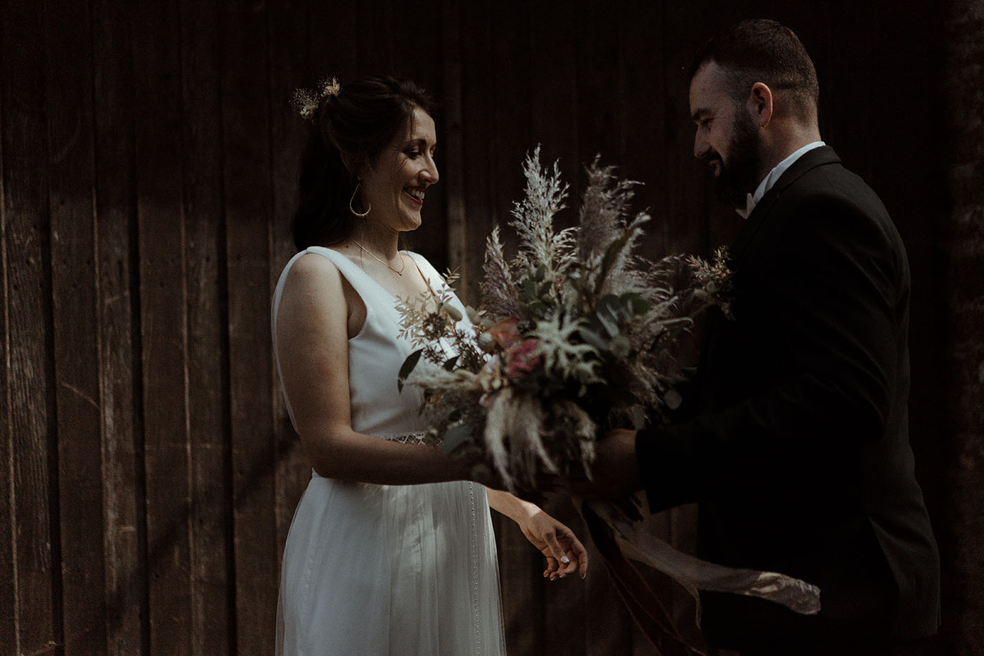 mariage boheme chic robe de mariee fluide couturiere fleuriste bouquet de fleurs costume de marie noir rennes bretagne