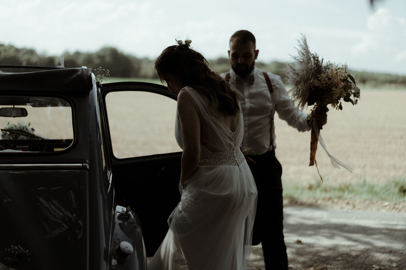 mariage boheme chic robe de mariee fluide dos nu couturiere fleuriste bouquet de fleurs location de voiture vintage vehicule ancien rennes bretagne