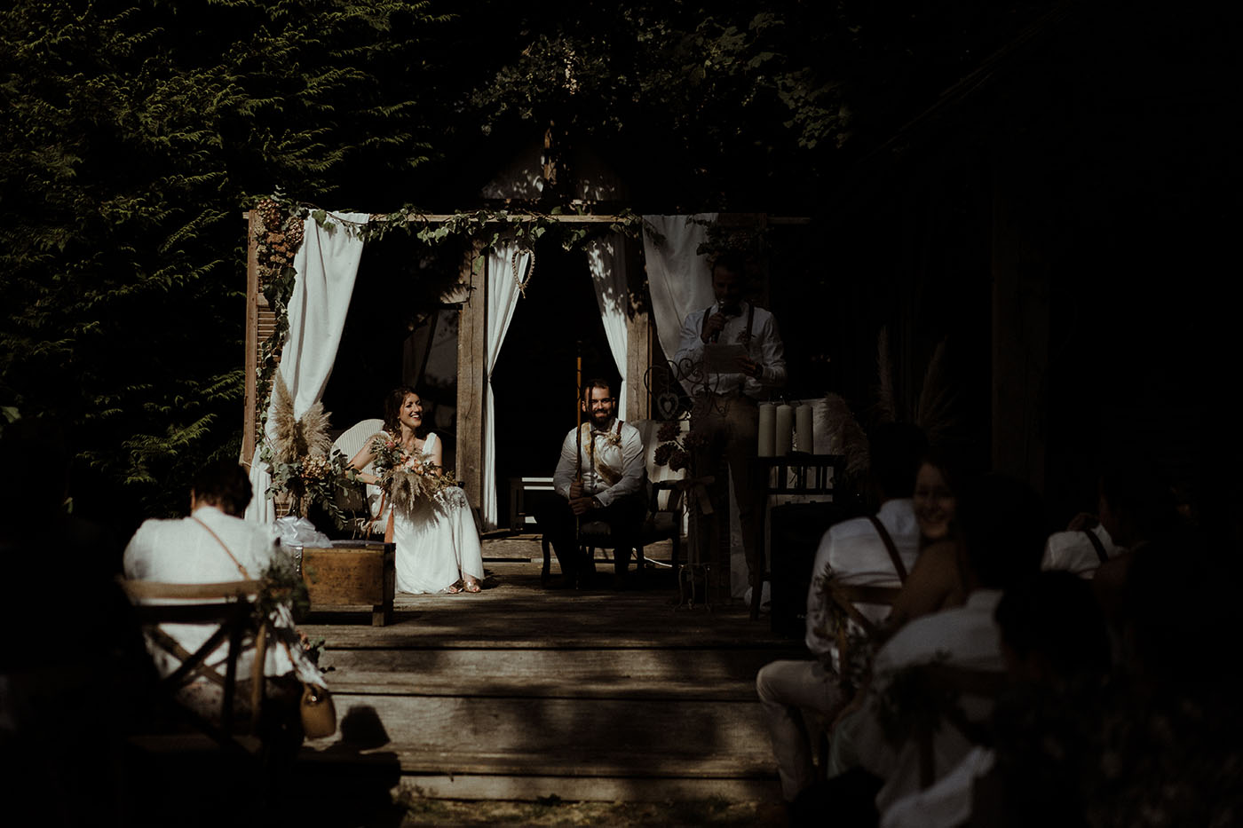 mariage boheme chic ceremonie laique officiante arche decoration rennes bretagne