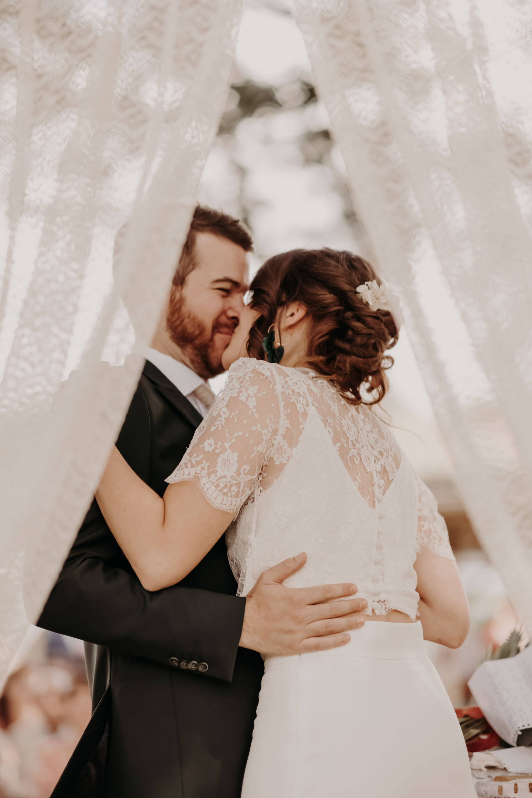 couple robe de mariee etreinte mariage boheme gyspy loire atlantique