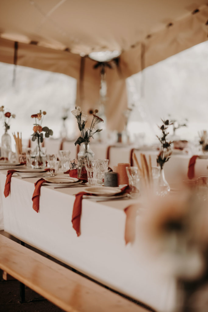 decoration table vaisselle fleurs mariage boheme gypsy lescampette