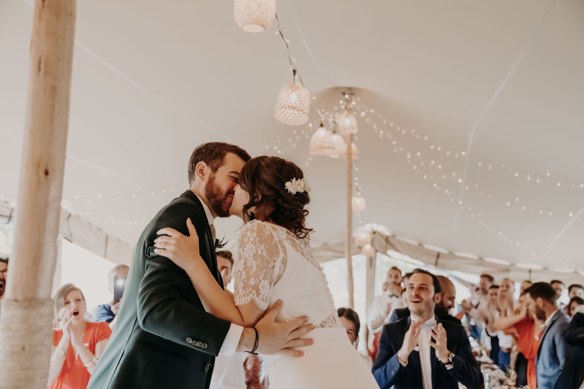 etreinte couple maries chapiteau abri mariage boheme gypsy loire atlantique lescampette