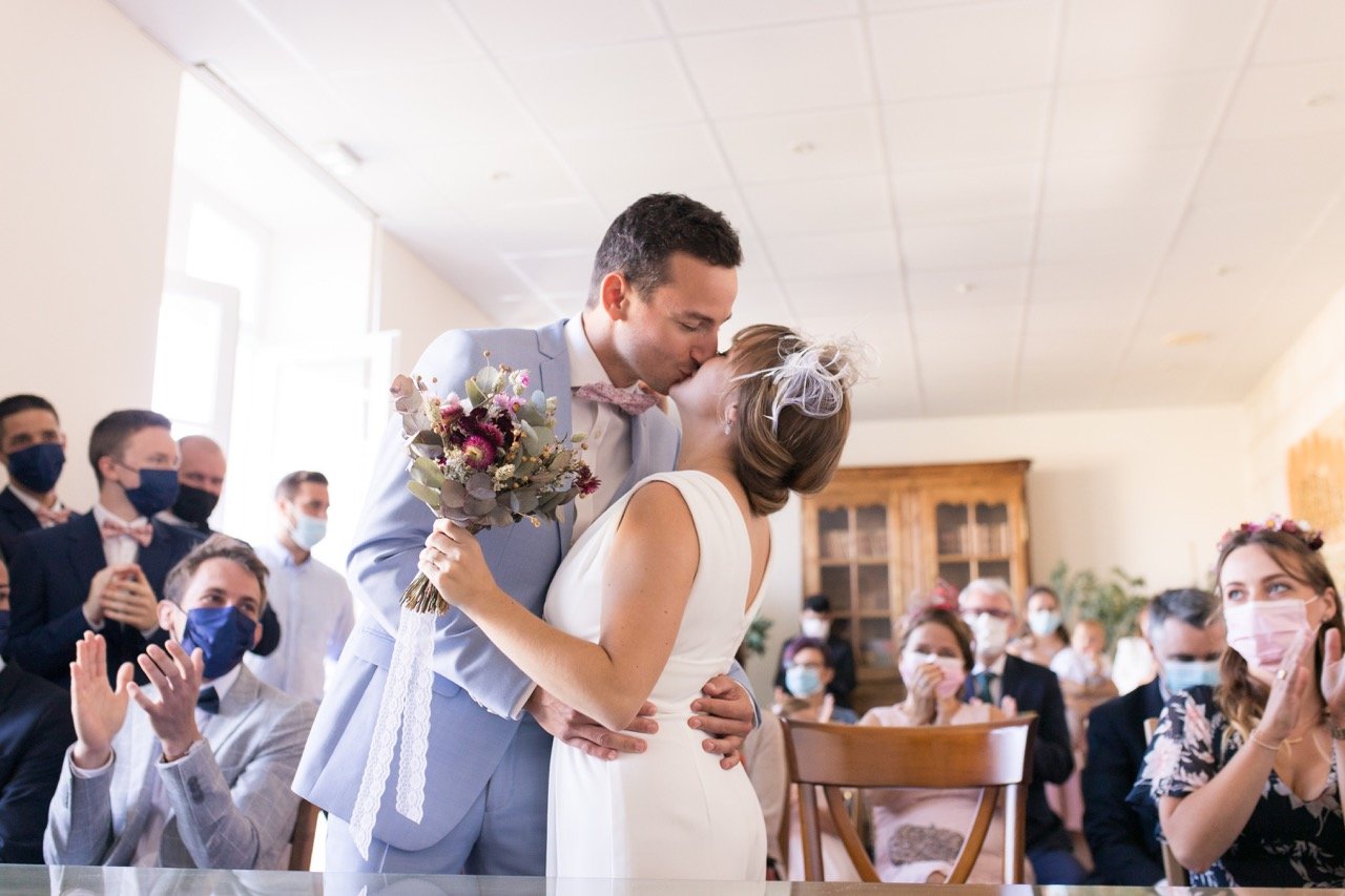 mariage romantique loire atlantique ceremonie civile vouquet de fleurs bijou de tete robe de mariee costume sur mesure