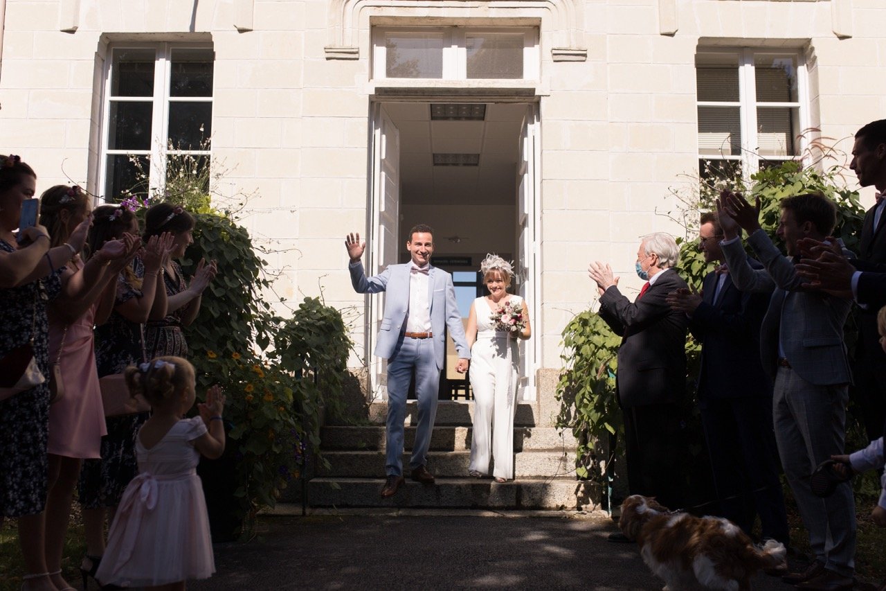 ceremonie civile costume sur mesure pantalon de mariee mariage romantique bijou de tete bouquet de fleurs loire atlantique