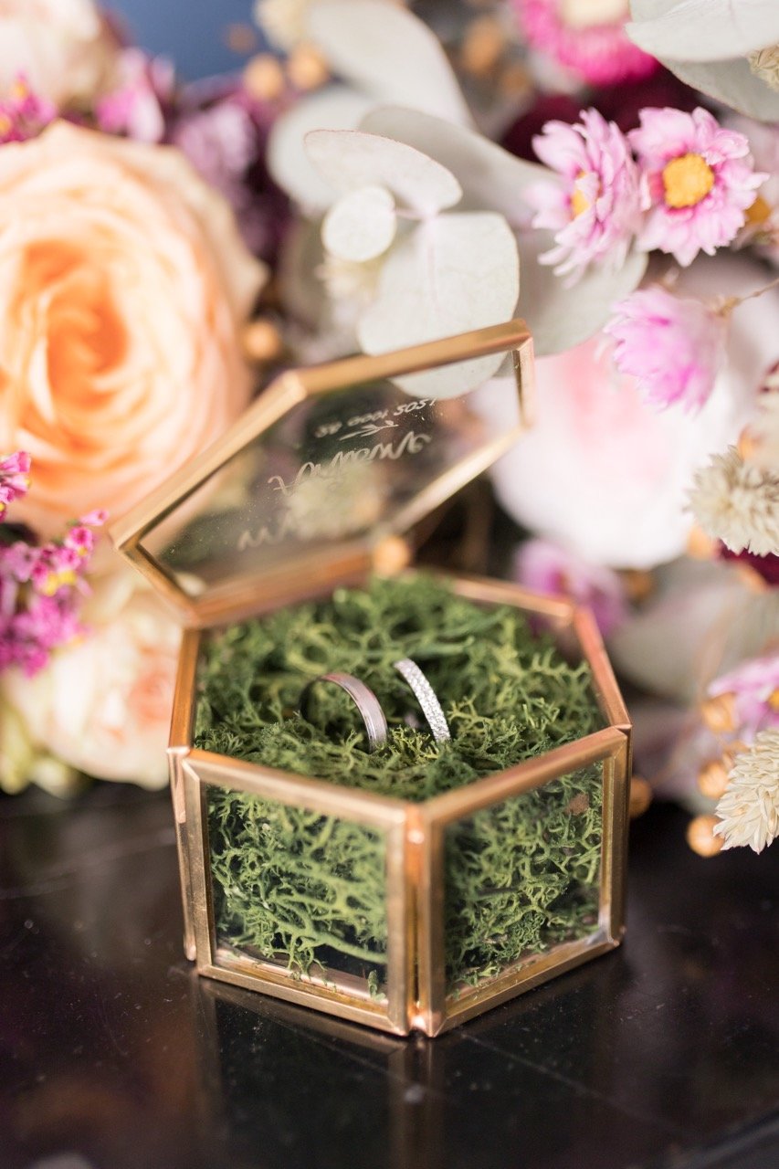 mariage romantique boire a alliances bagues de fiancailles bouquet de fleurs decoration florale loire atlantique