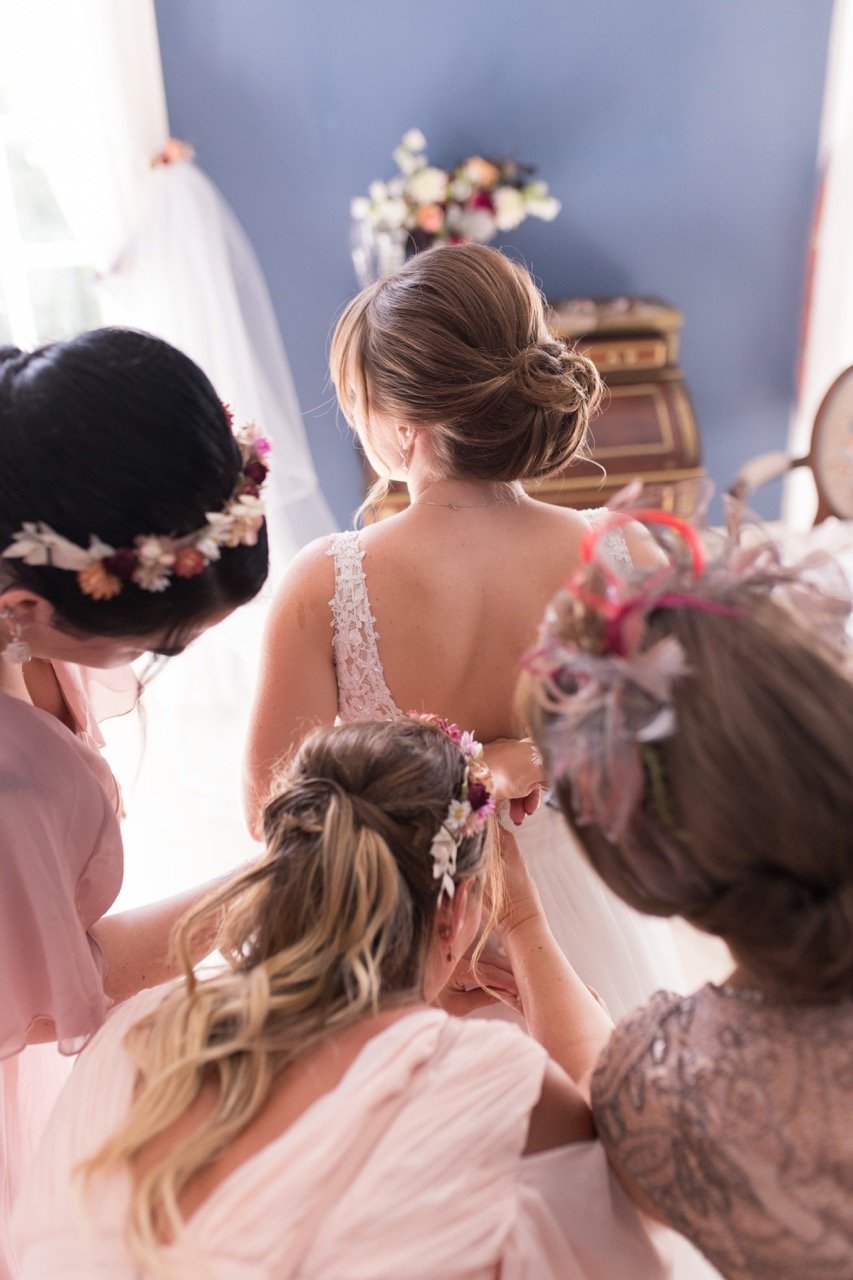 mariage romantique prepartifs habillages demoiselles dhonneur bijou de tete couronne de fleurs robe de mariee dos nu loire atlantique chateau du pordor