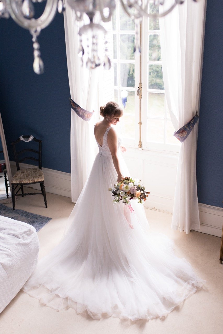 mariage romantique robe de mariee traine bouquet de fleurs loire atlantique chateau du pordor
