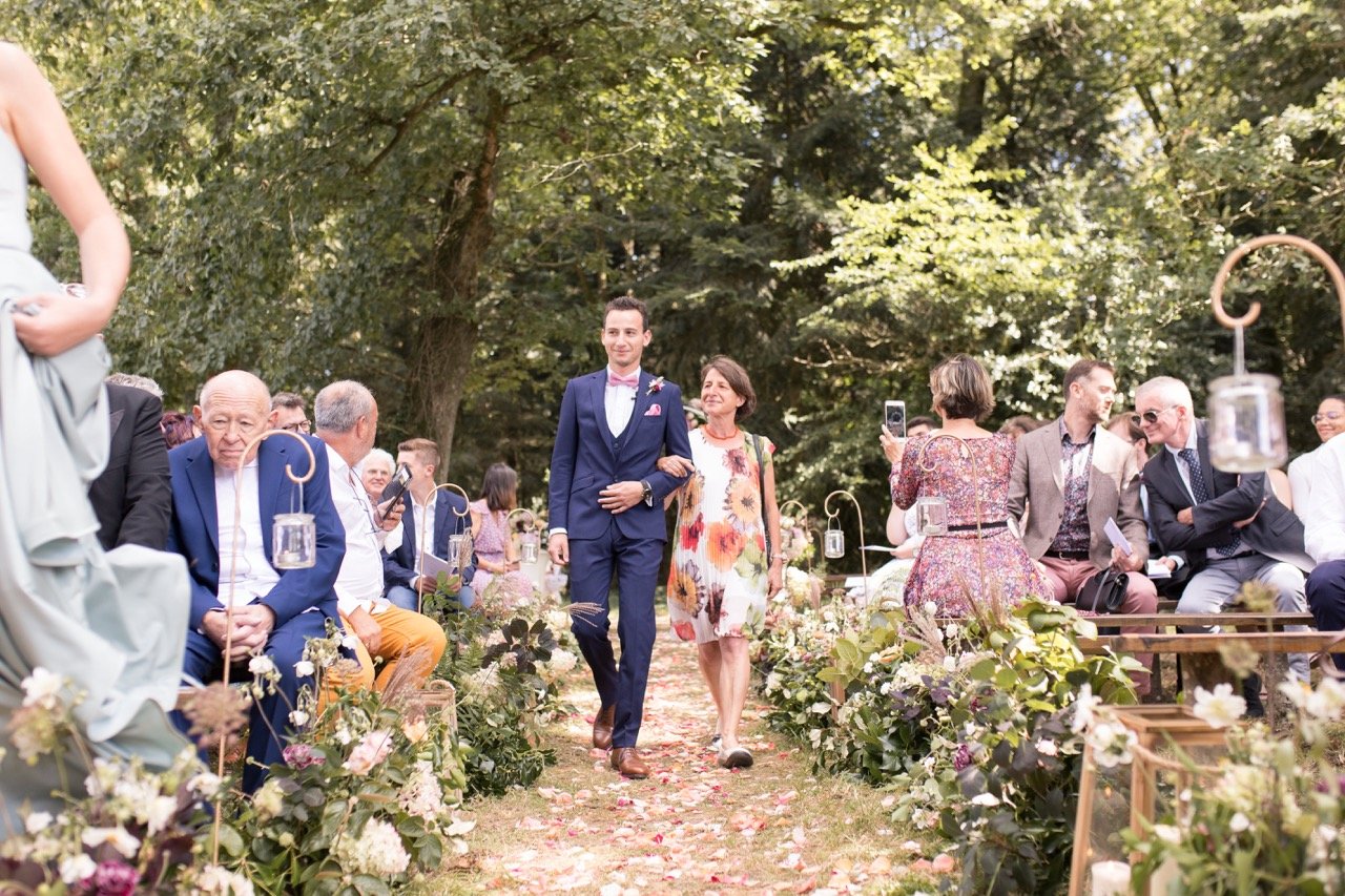 ceremonie laique fleurs dallees costume sur mesure noeud papillon loire atlantique mariage romantique chateau du pordor
