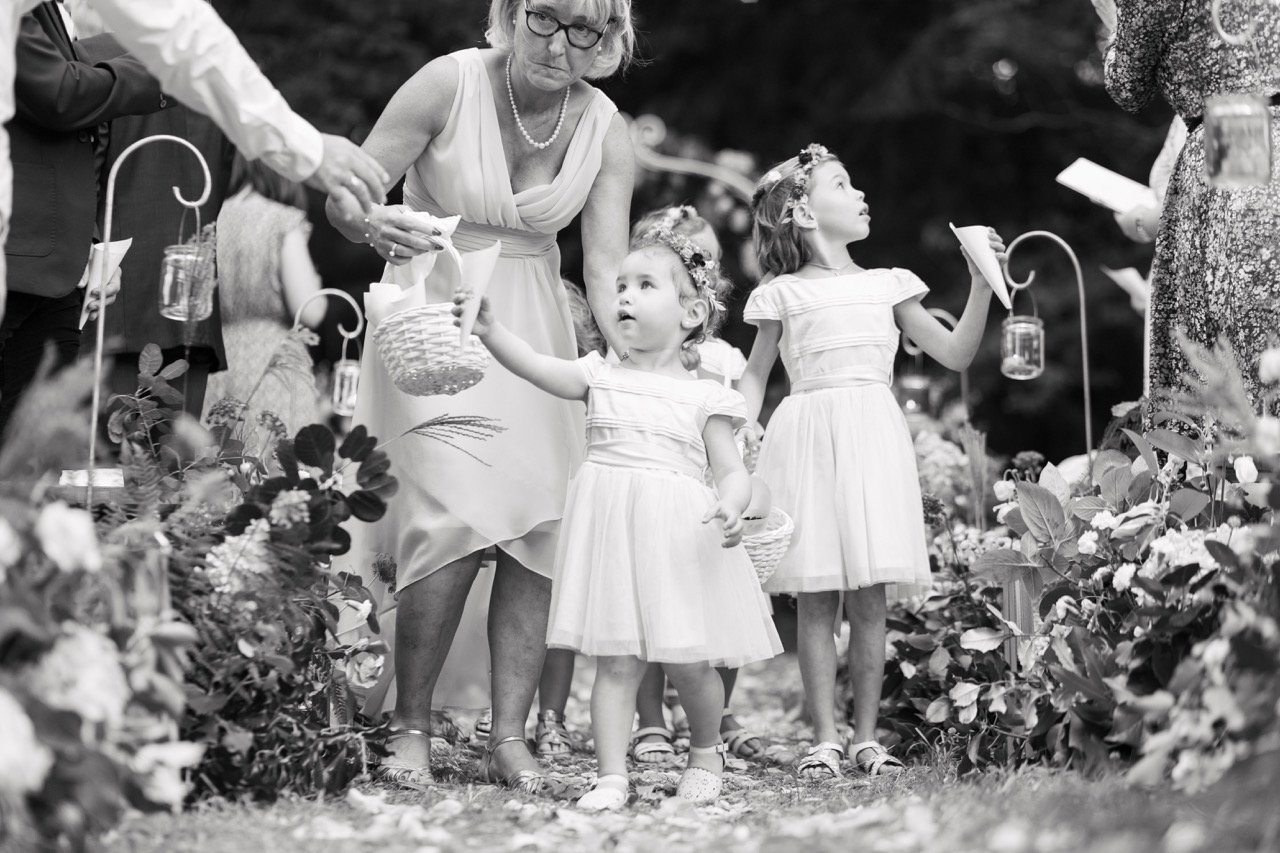 ceremonie laique tenues enfants fleurs dallees mariage romantique loire atlantique chateau du pordor