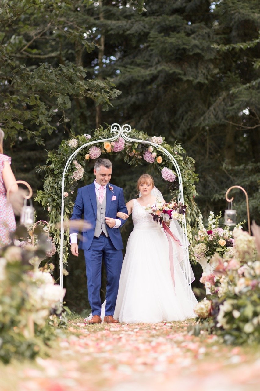 mariage romantique ceremonie laique arche florale fleurs dallees robe de mariee bouquet costume sur mesure loire atlantique chateau du pordor