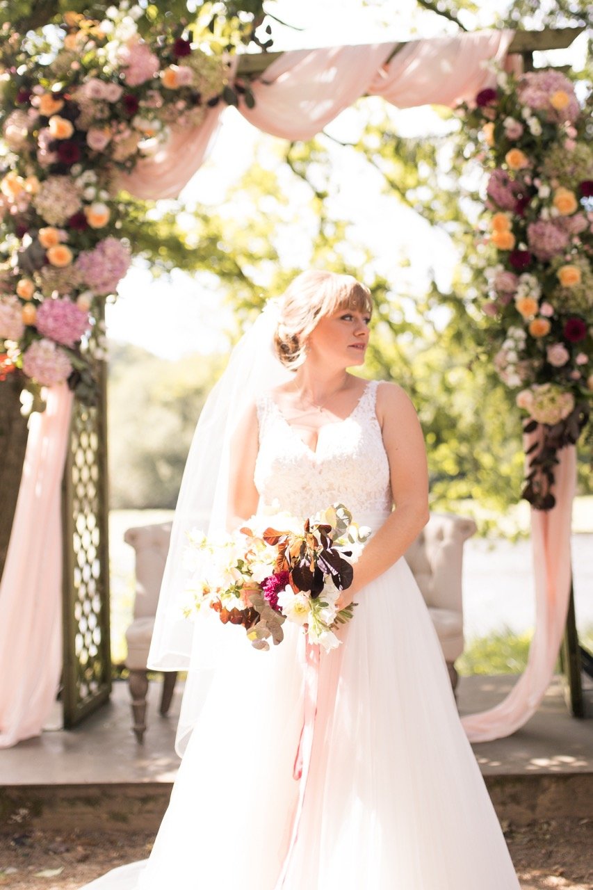 mariage romantique ceremonie laique voile robe de mariee bouquet de fleurs arche florale