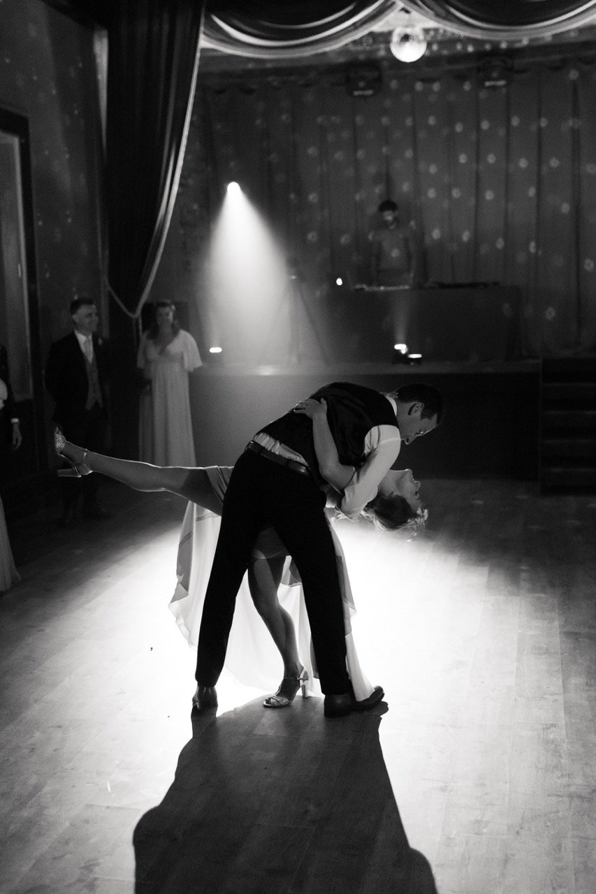 mariage romantique premiere danse salle de danse robe de mariee courte veston costumes sur mesure lieu de reception chateau du pordor loire atlantique