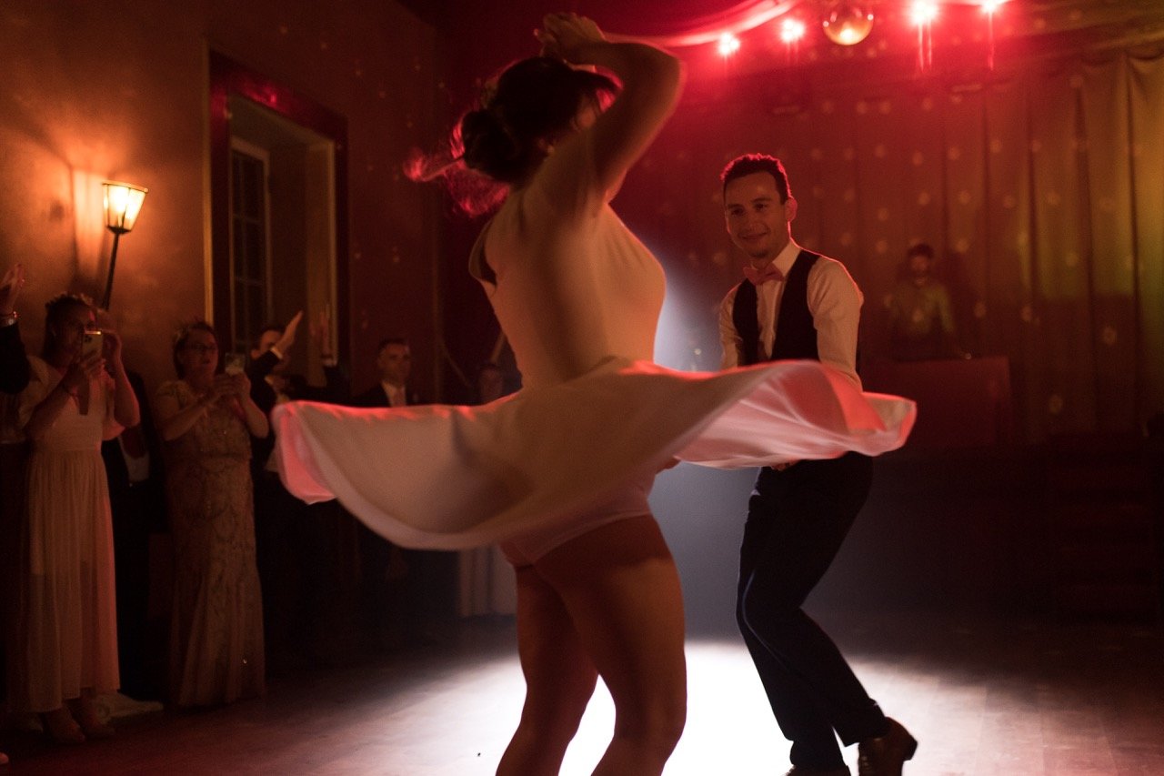 mariage romantique loire atlantique chateau du pordor lieu de reception salle de danse premiere danse salsa robe de mariee courte