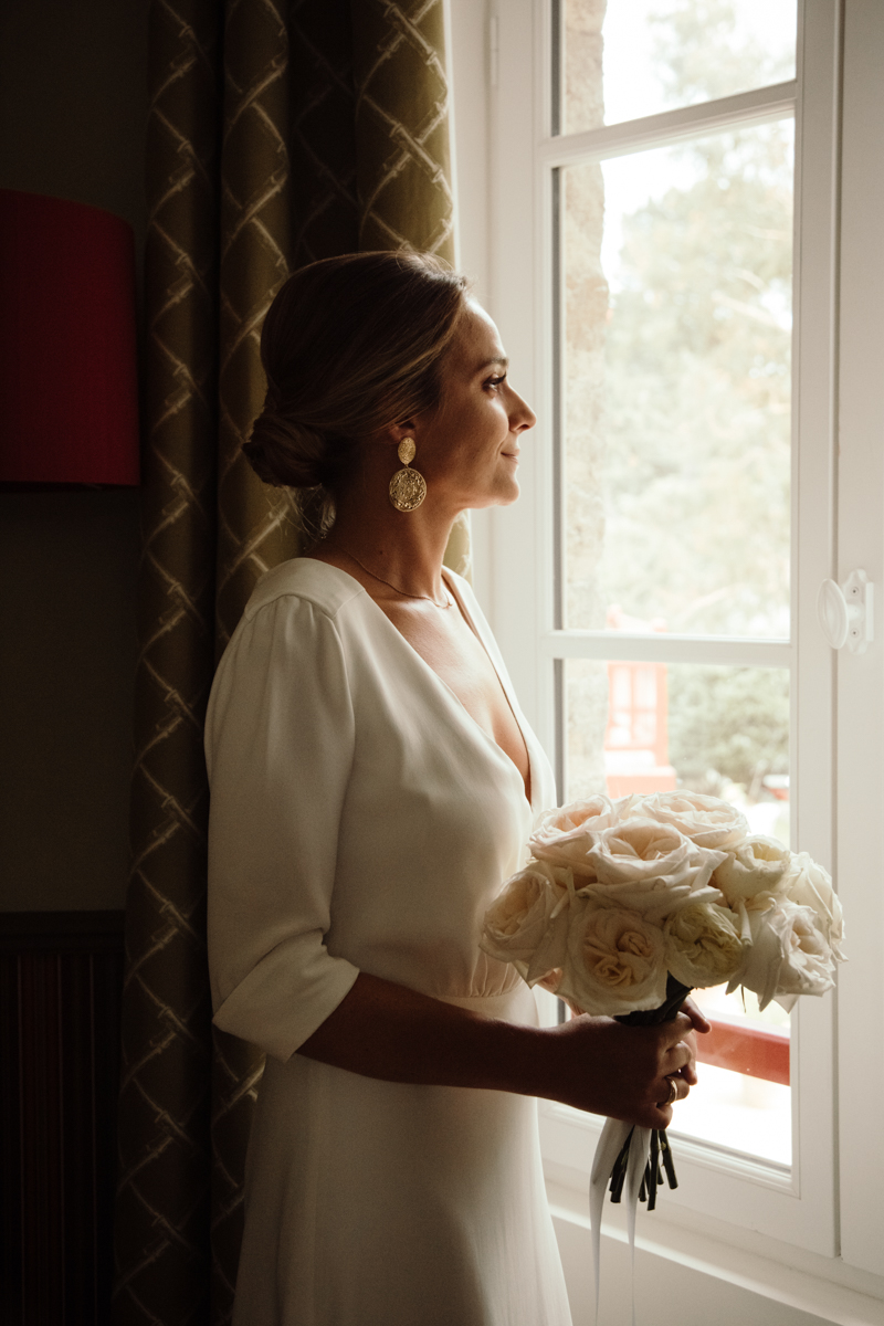 mariage chic elegant robe de mariee manches trois quart bouquet de fleurs la baule la turballe